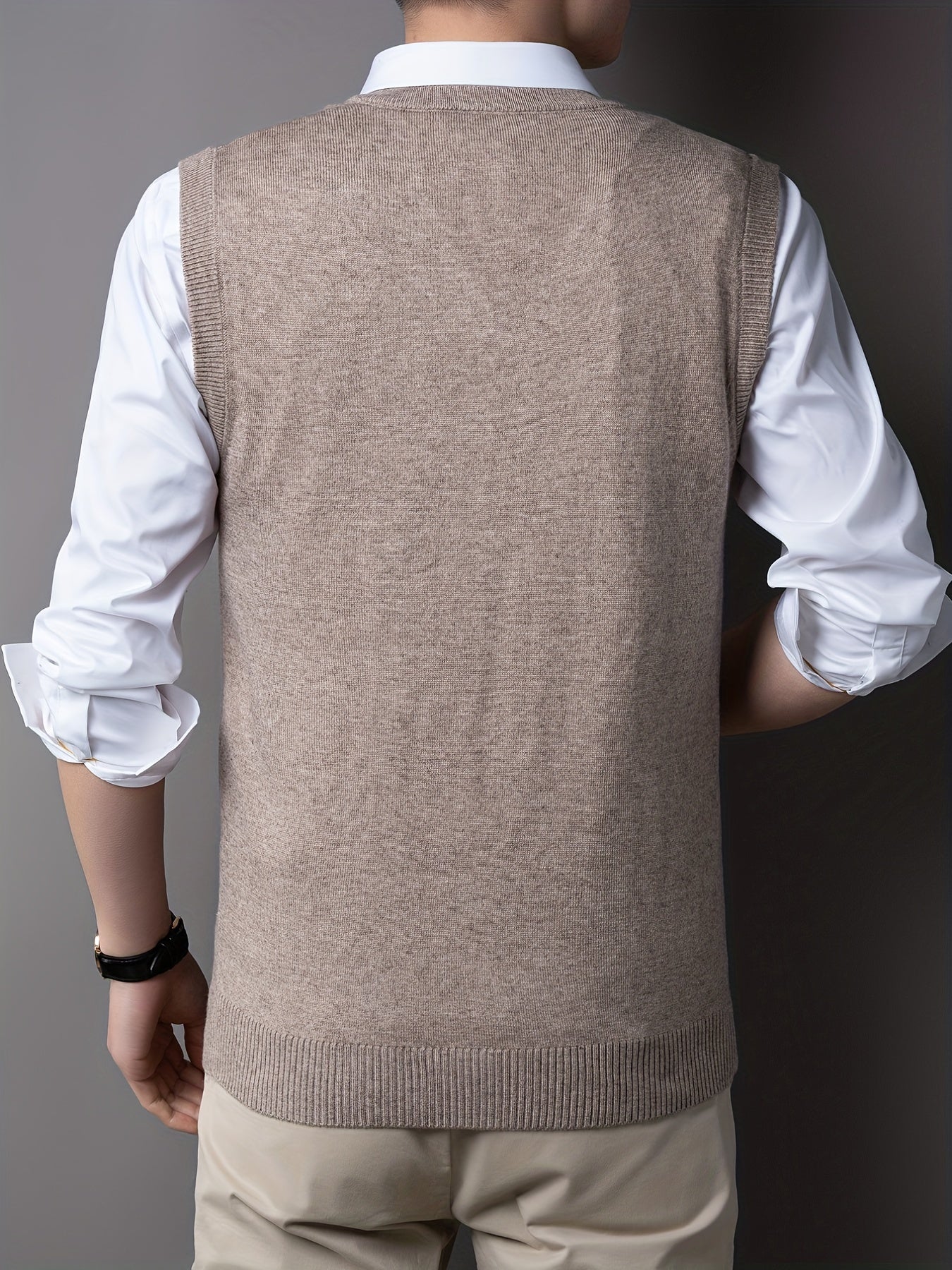 Sleeveless knitted sweater for men