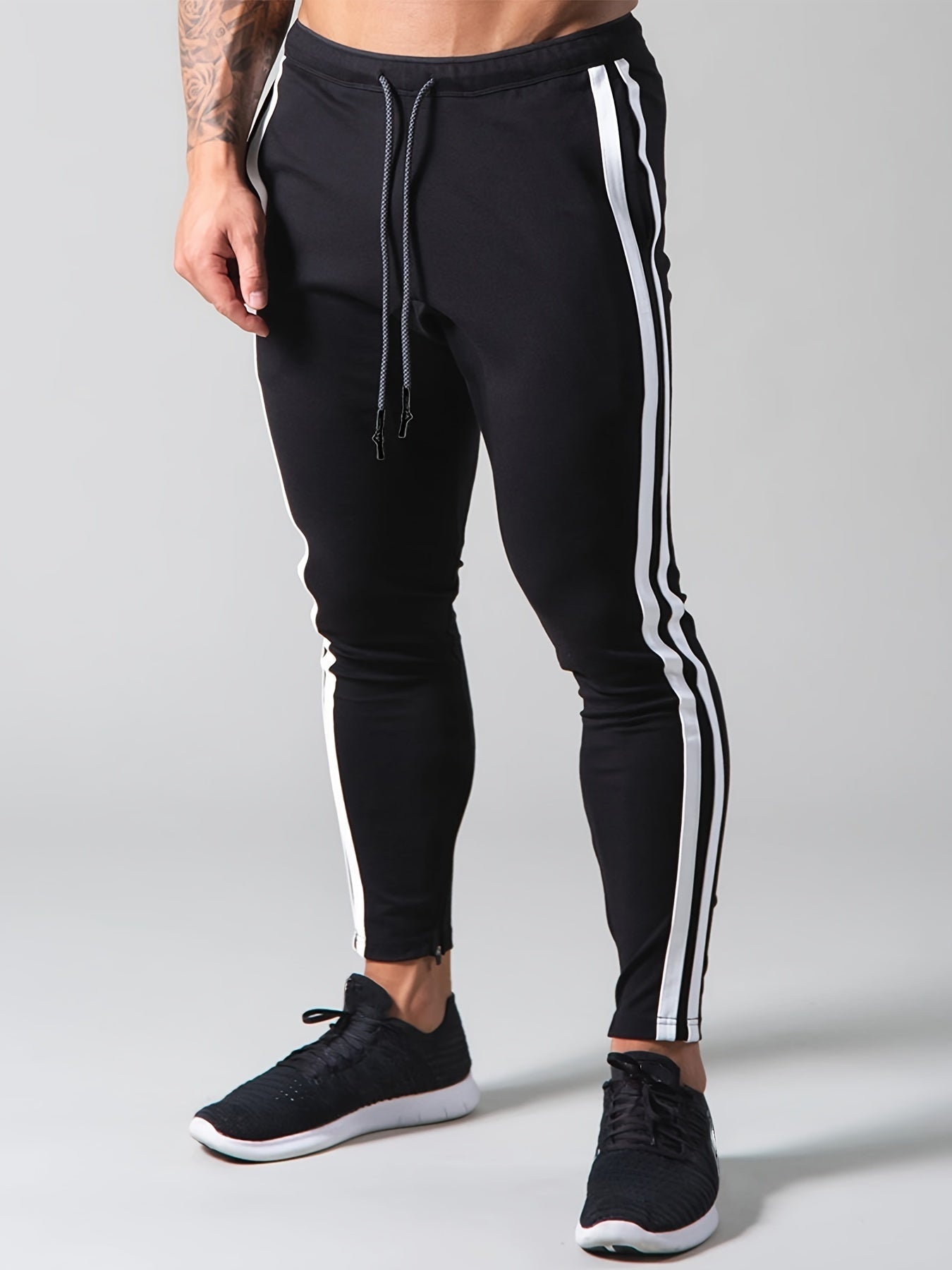 Sporty sweatpants with striped pattern