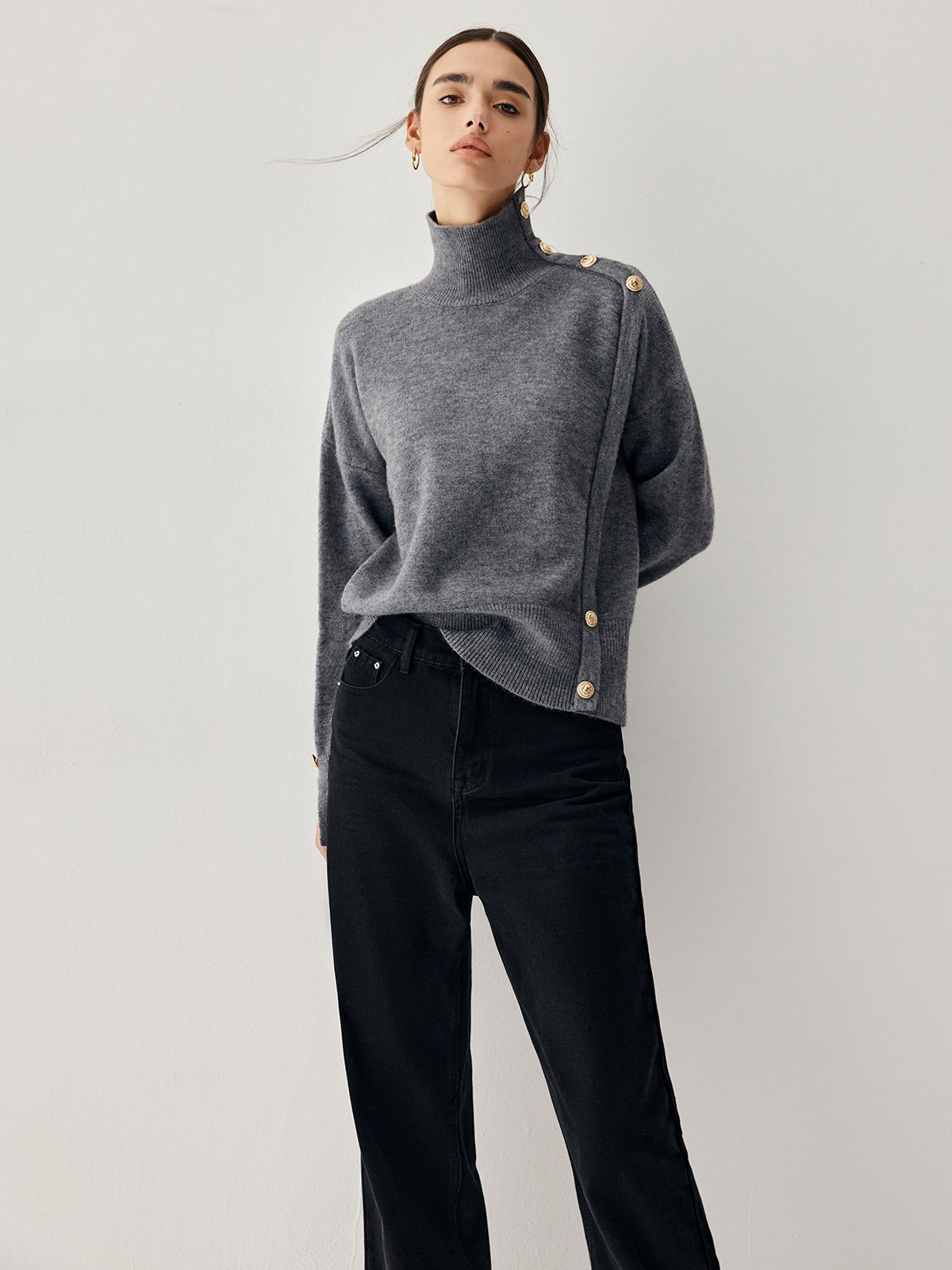 Gray sweater with button motif