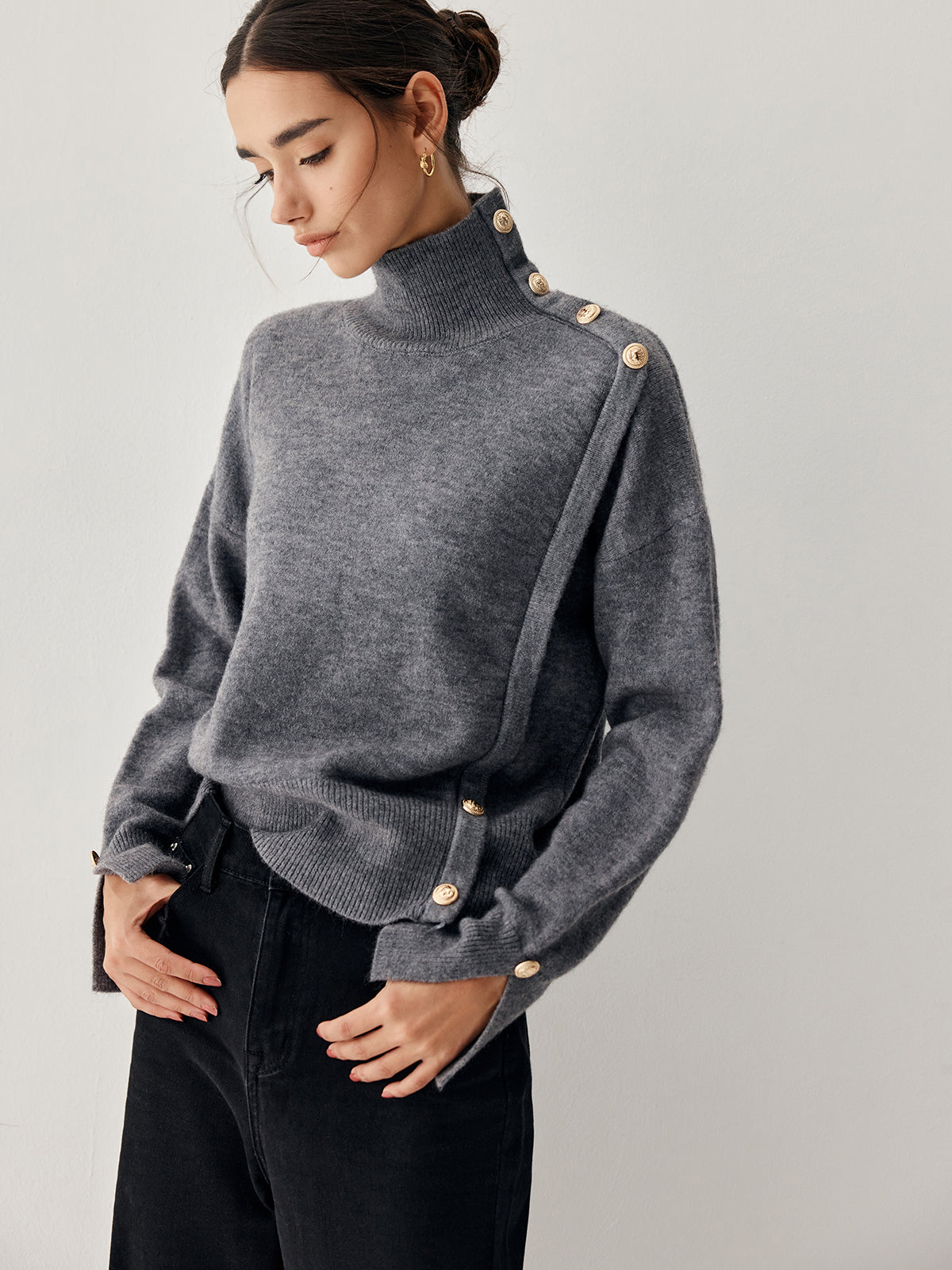 Gray sweater with button motif