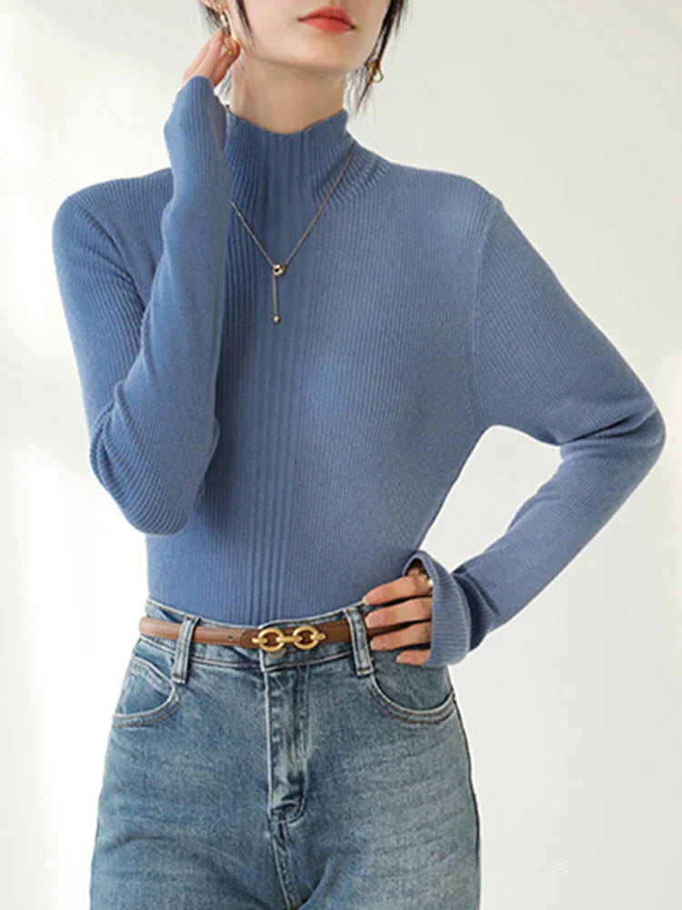 Knitted sweater with long sleeves for women