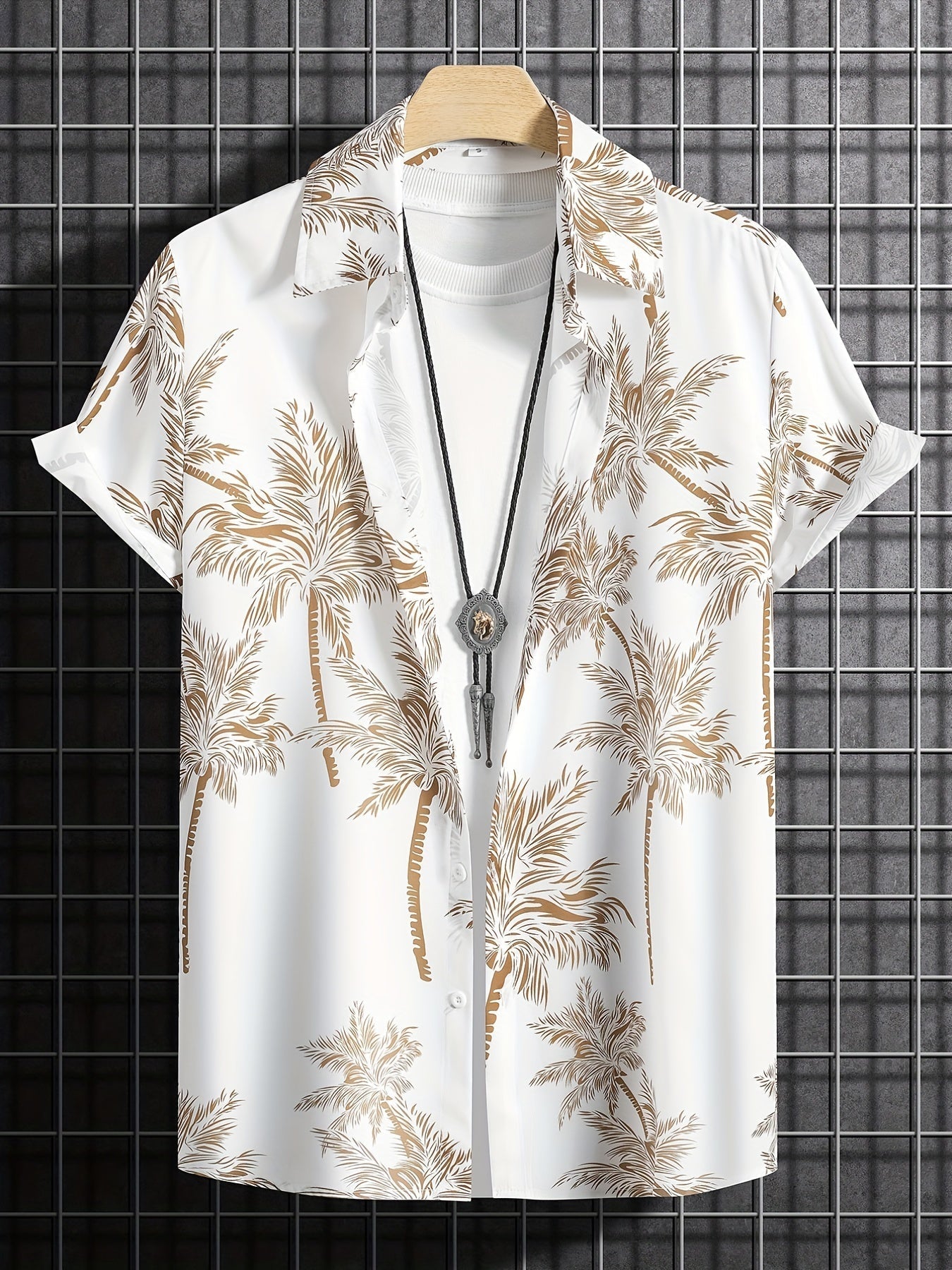 Casual shirt with short sleeves and palm tree motif for the summer holidays