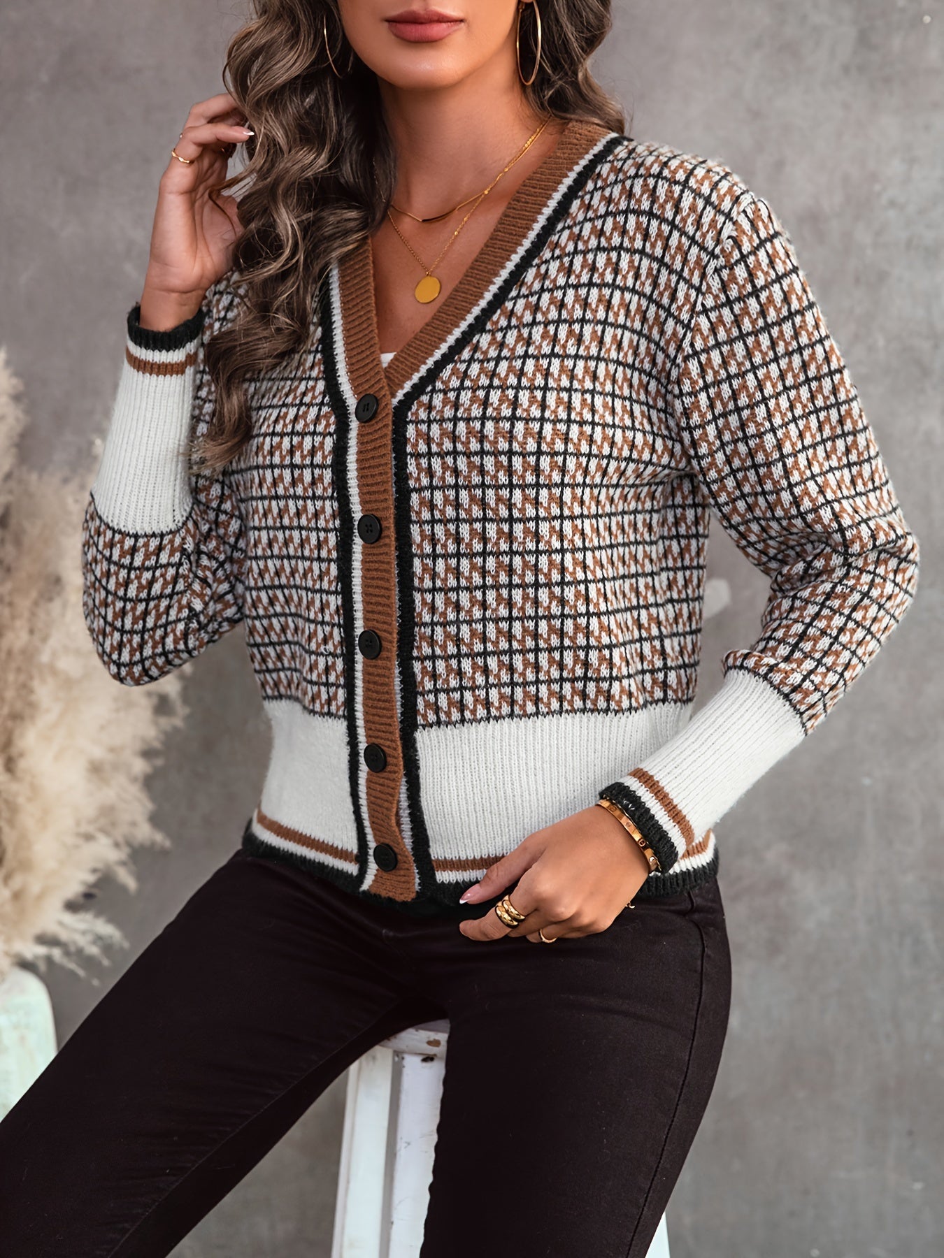 Cardigan with buttons and a diamond pattern