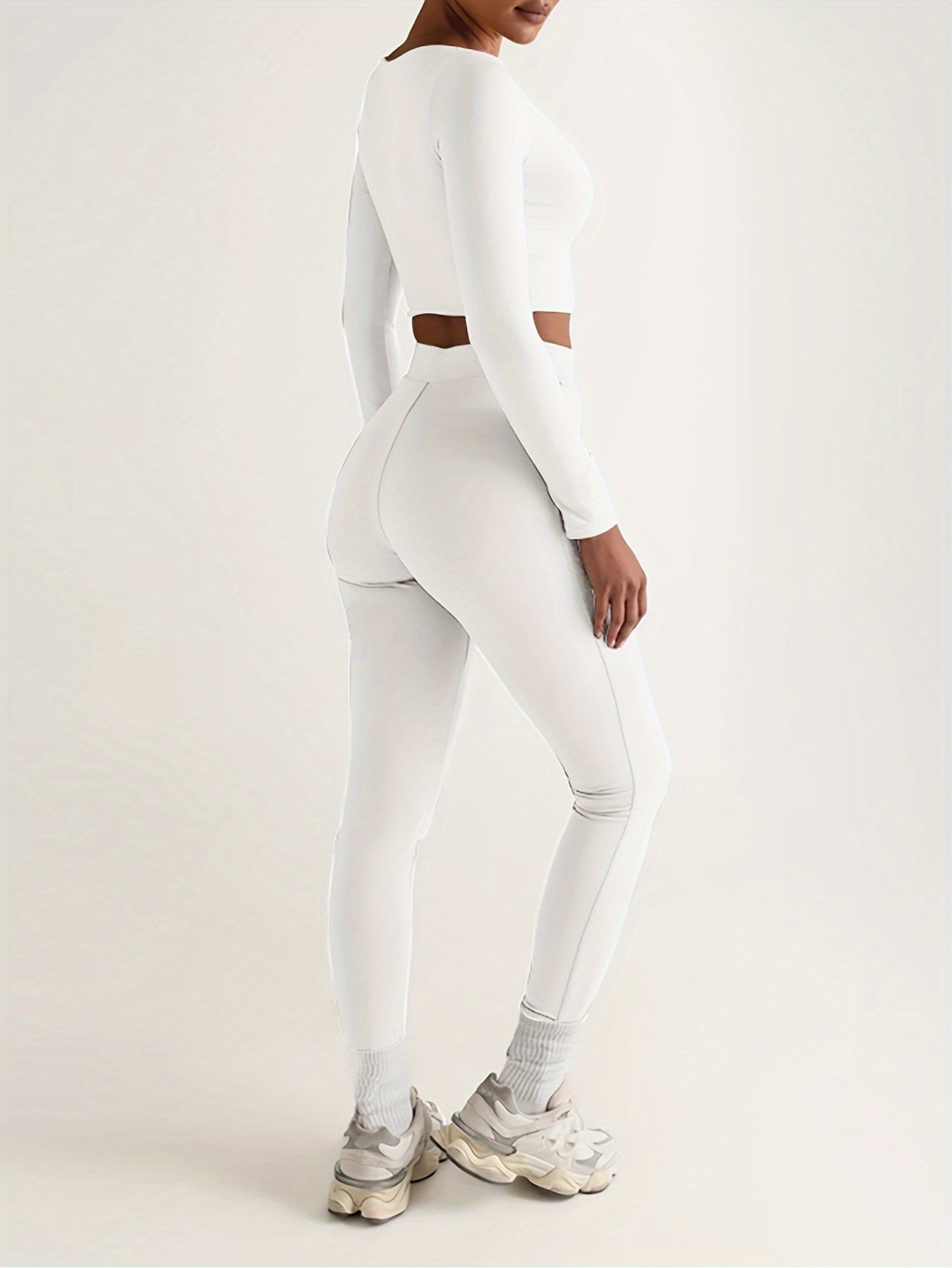 Sports set consisting of a long-sleeved crop top and high-waisted skinny pants