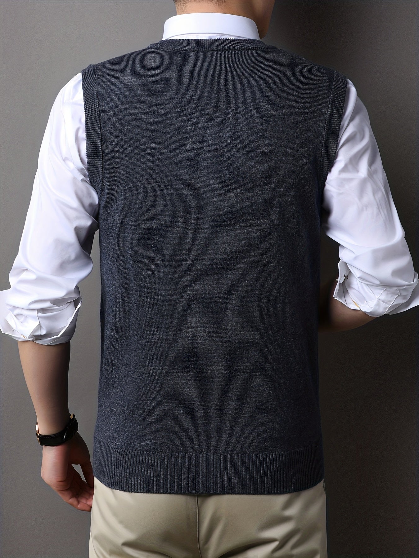 Sleeveless knitted sweater for men