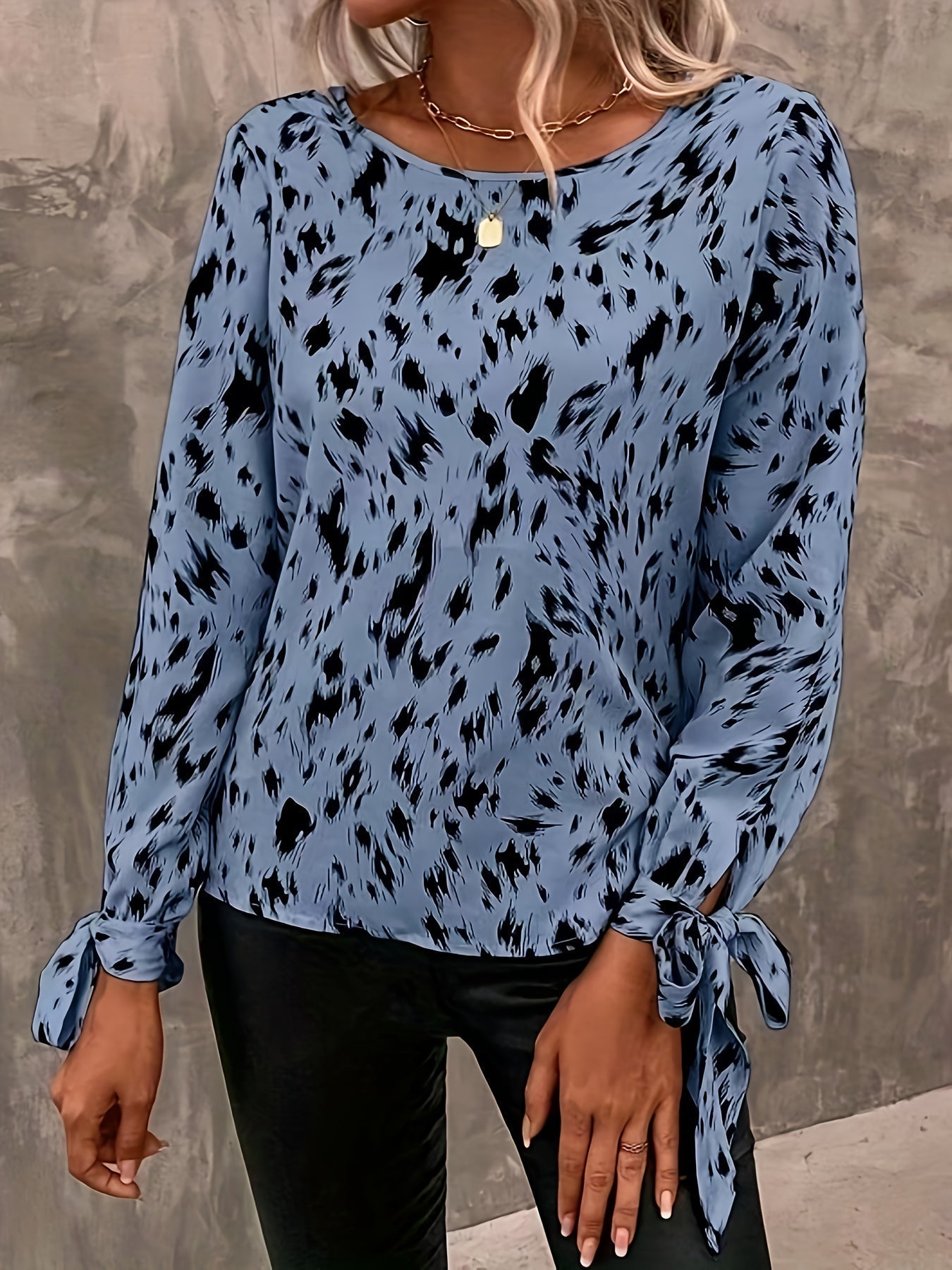 Elegant blouse with long sleeves and tied cuffs