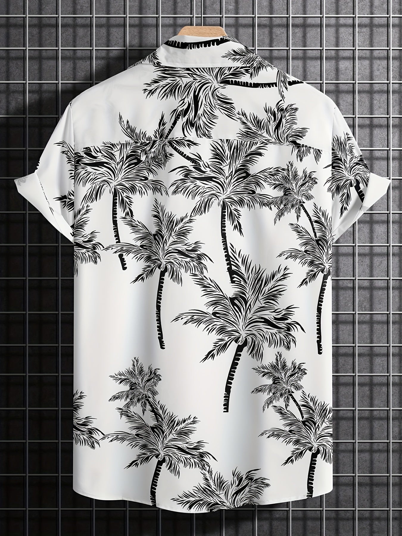 Casual shirt with short sleeves and palm tree motif for the summer holidays