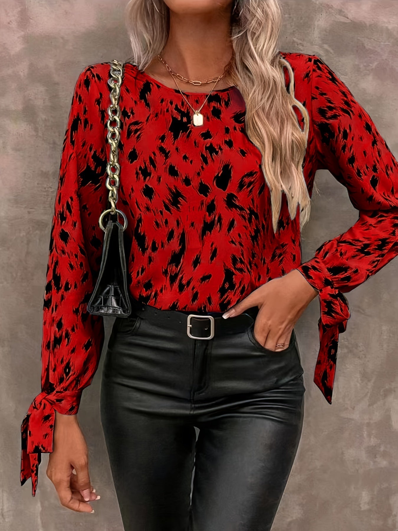 Elegant blouse with long sleeves and tied cuffs