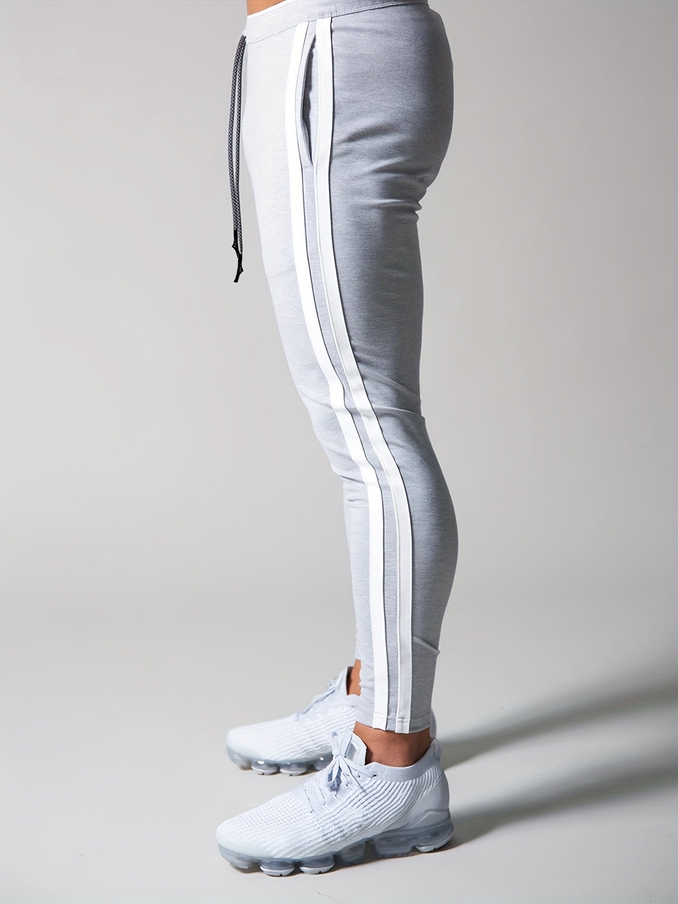 Sporty sweatpants with striped pattern