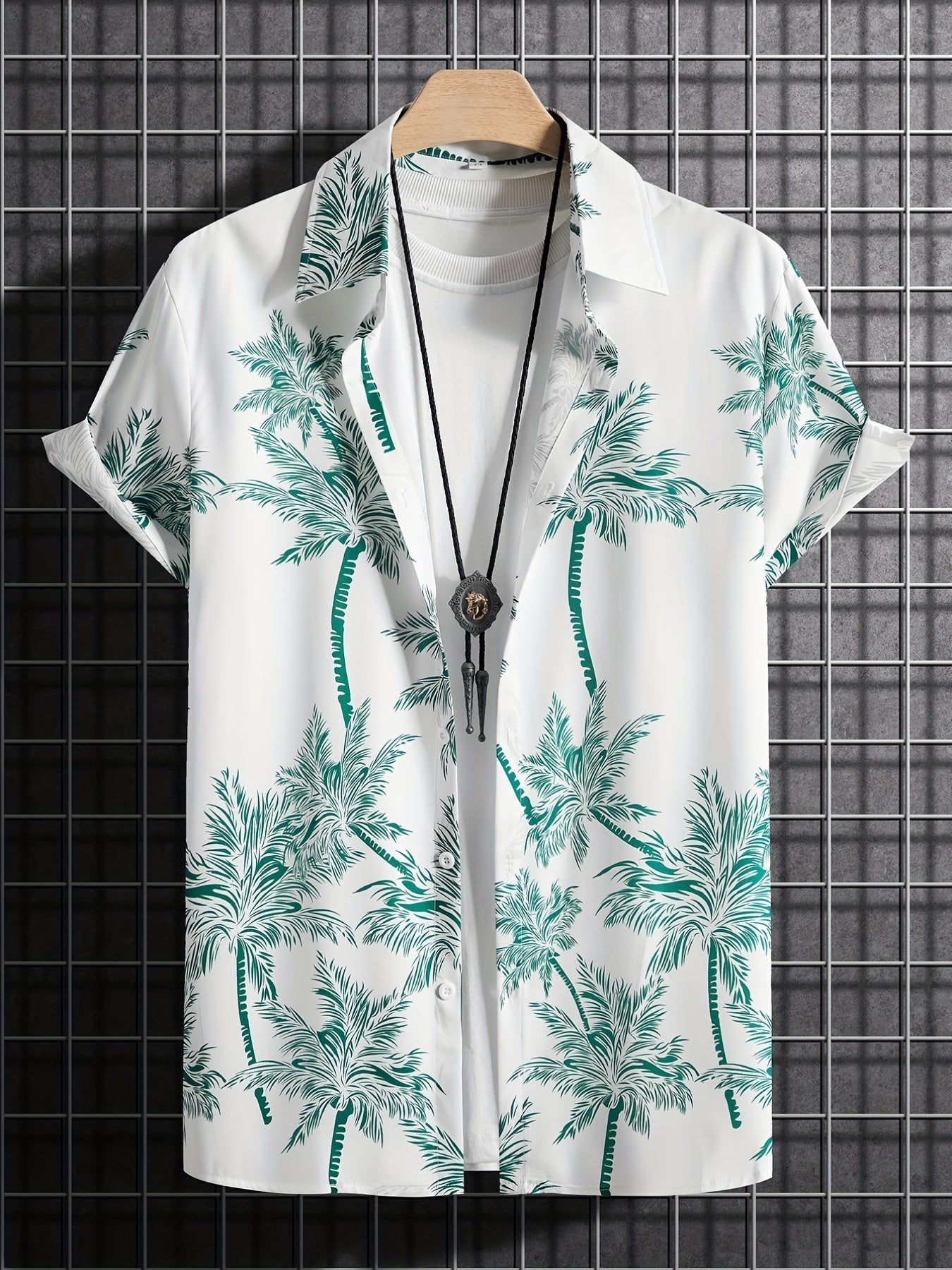 Casual shirt with short sleeves and palm tree motif for the summer holidays