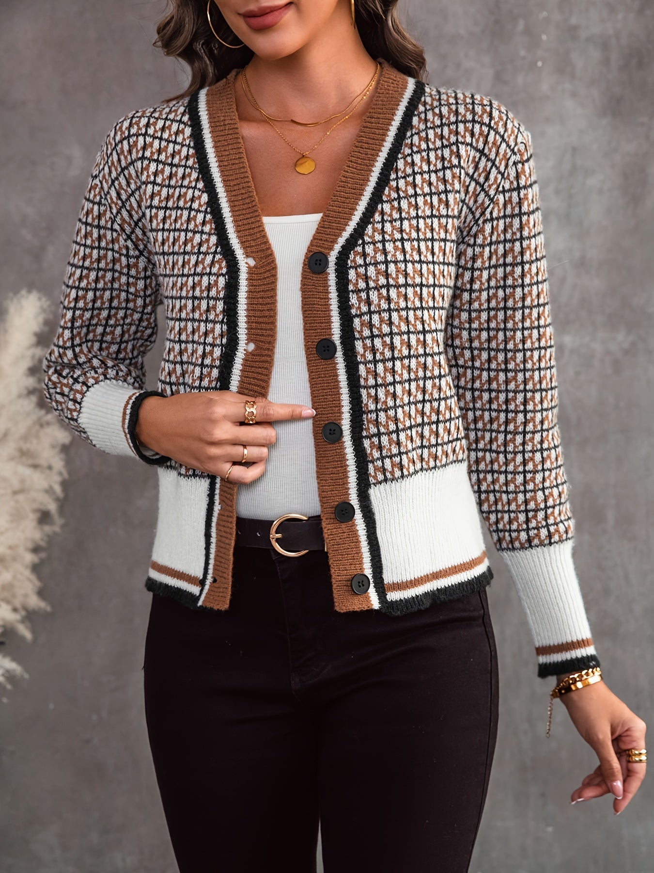 Cardigan with buttons and a diamond pattern