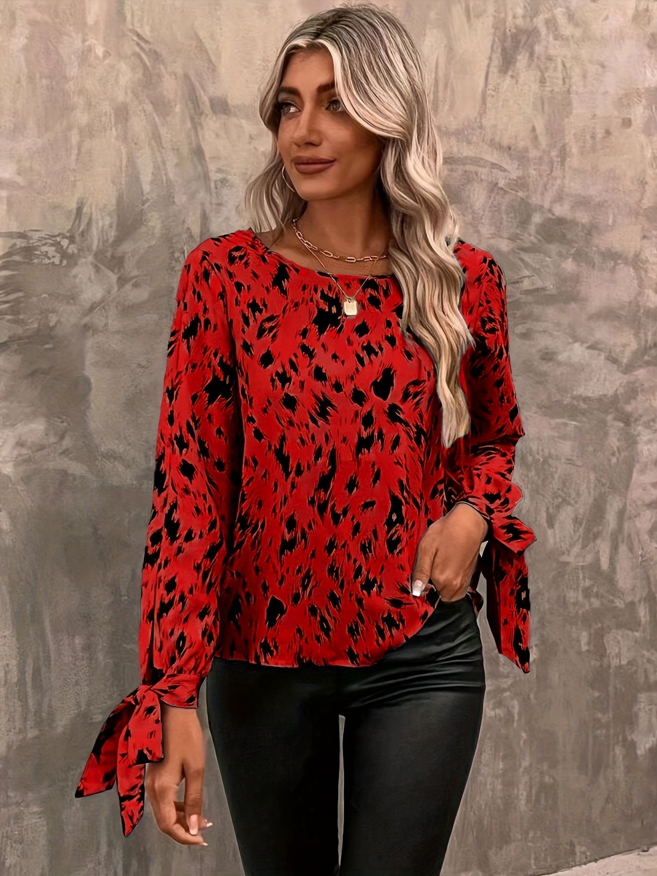 Elegant blouse with long sleeves and tied cuffs