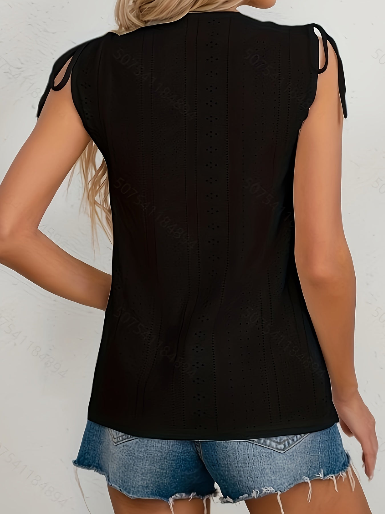 Blouse with short sleeves and eyes