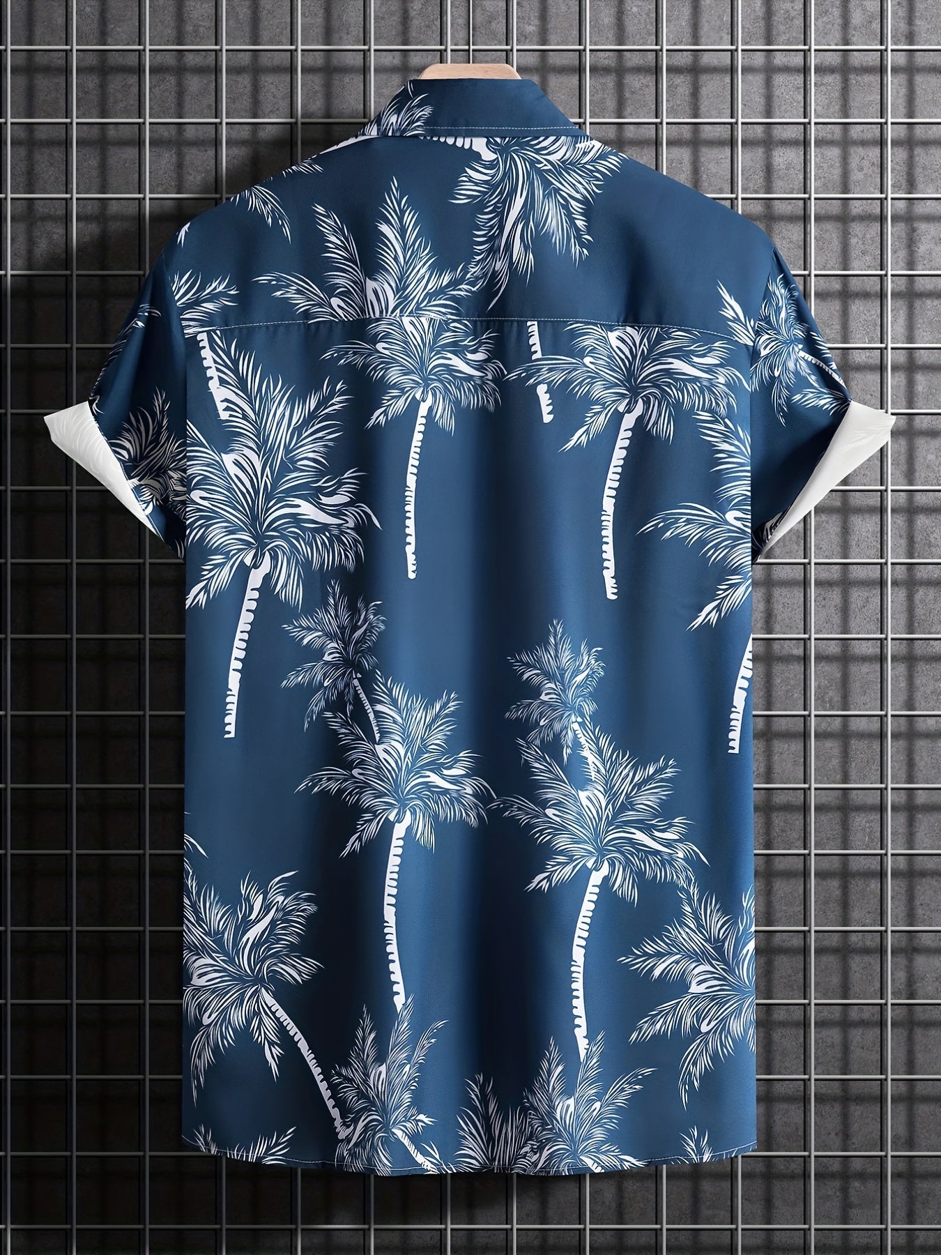 Casual shirt with short sleeves and palm tree motif for the summer holidays