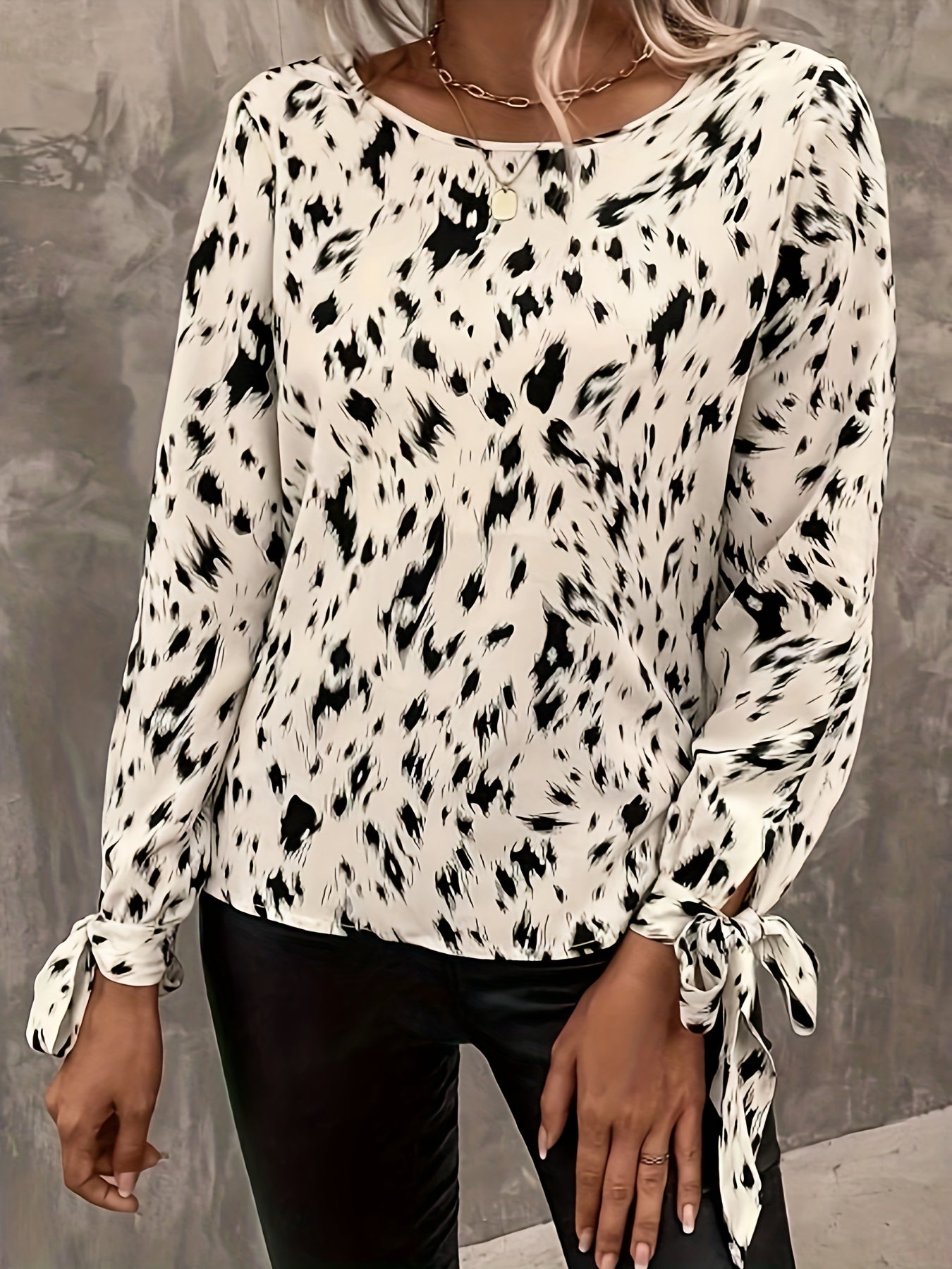 Elegant blouse with long sleeves and tied cuffs