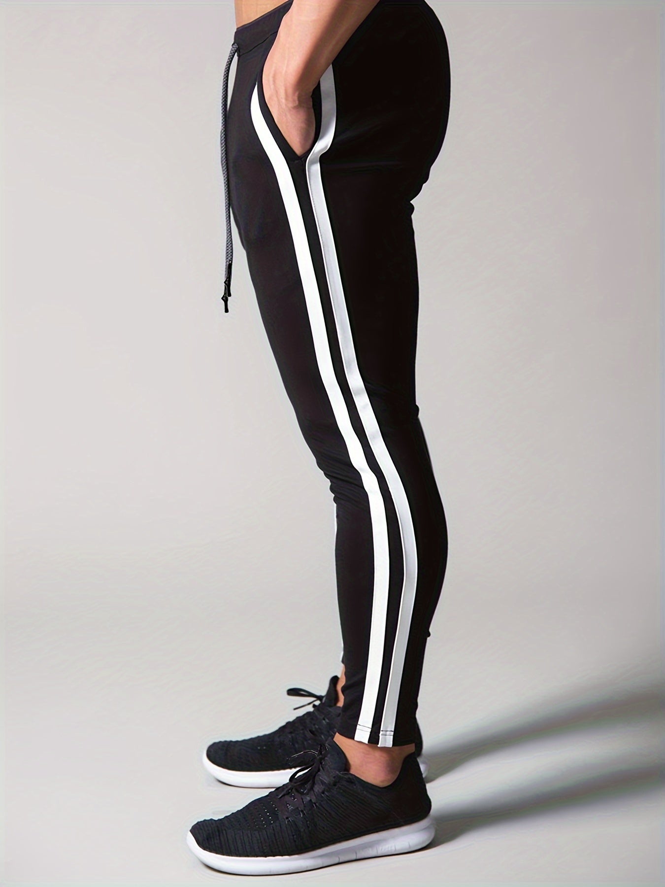 Sporty sweatpants with striped pattern