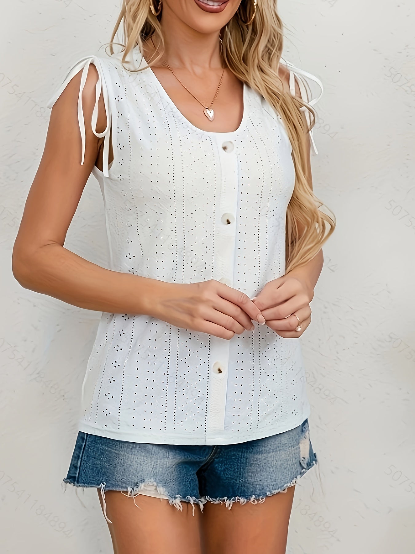 Blouse with short sleeves and eyes