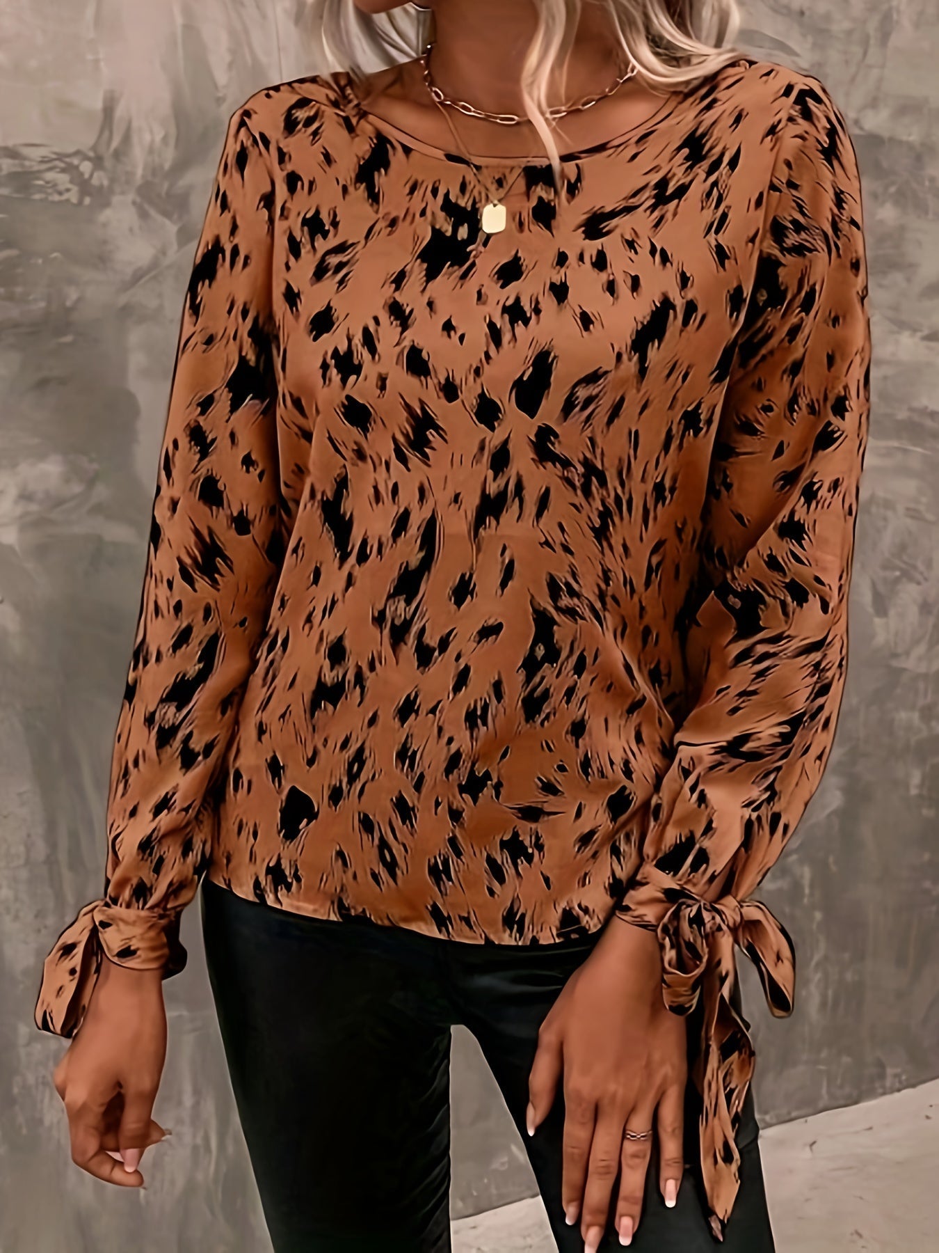 Elegant blouse with long sleeves and tied cuffs