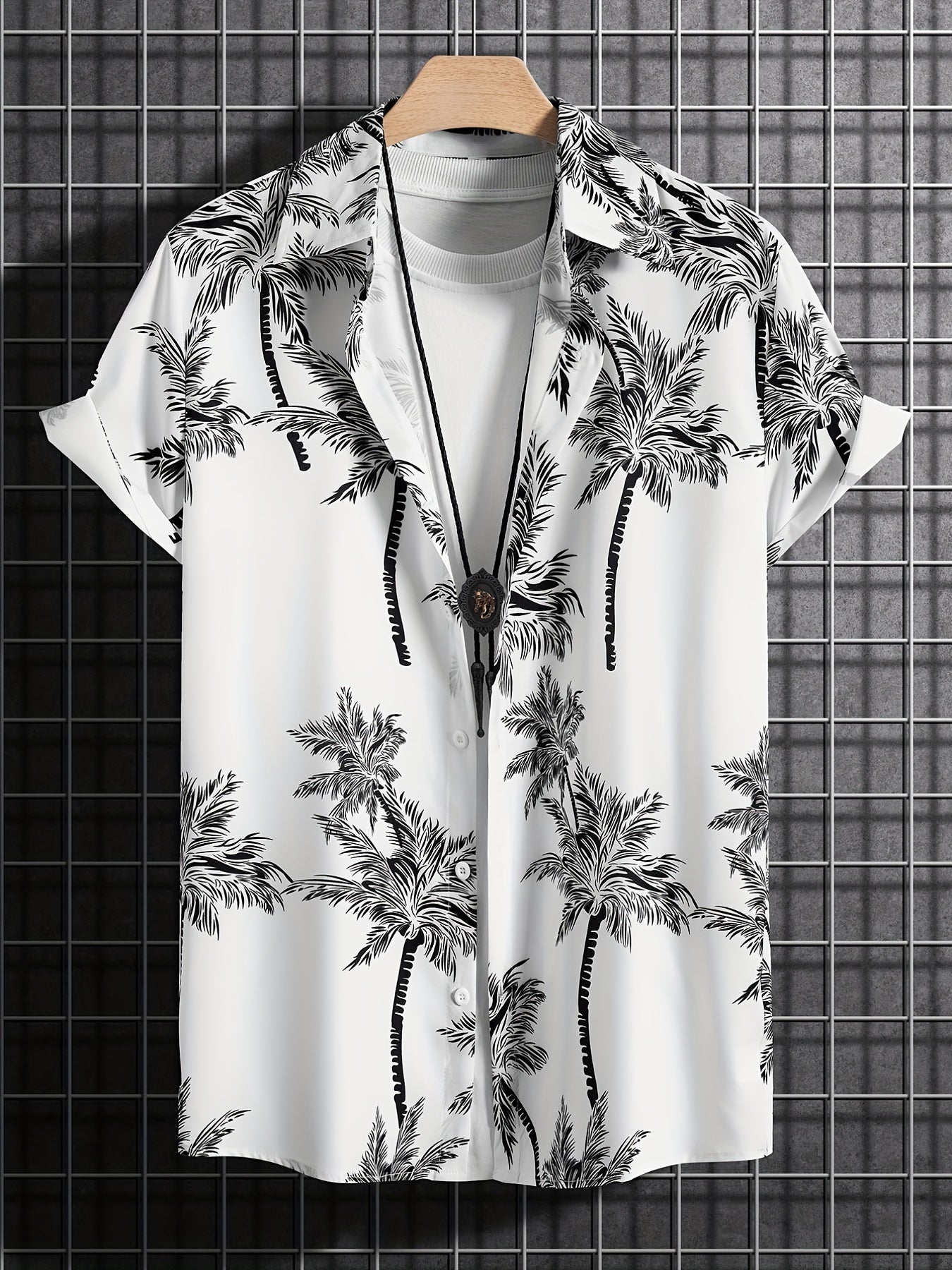 Casual shirt with short sleeves and palm tree motif for the summer holidays