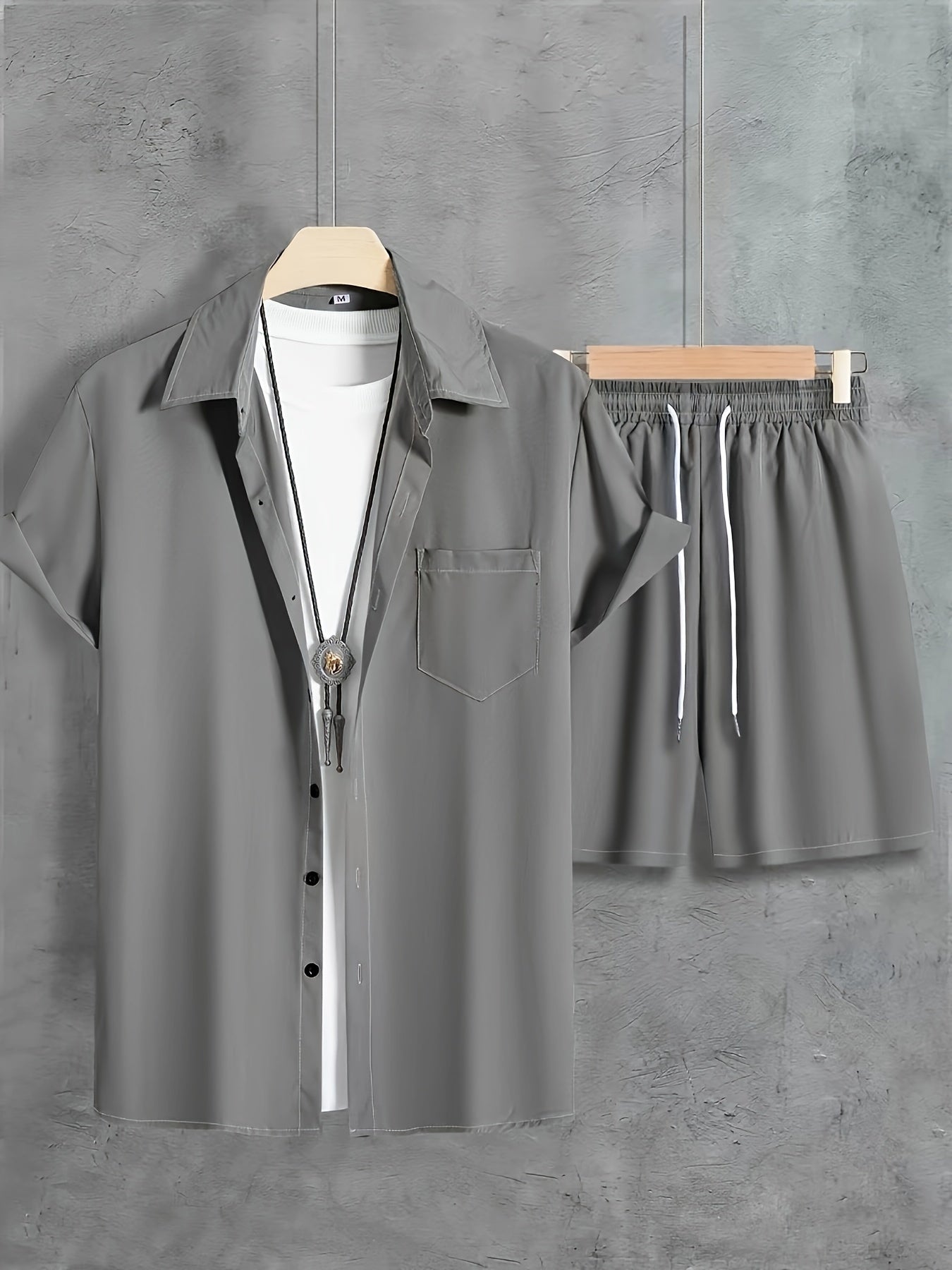 Casual set consisting of a short-sleeved lapel shirt with button closure and shorts with drawstring