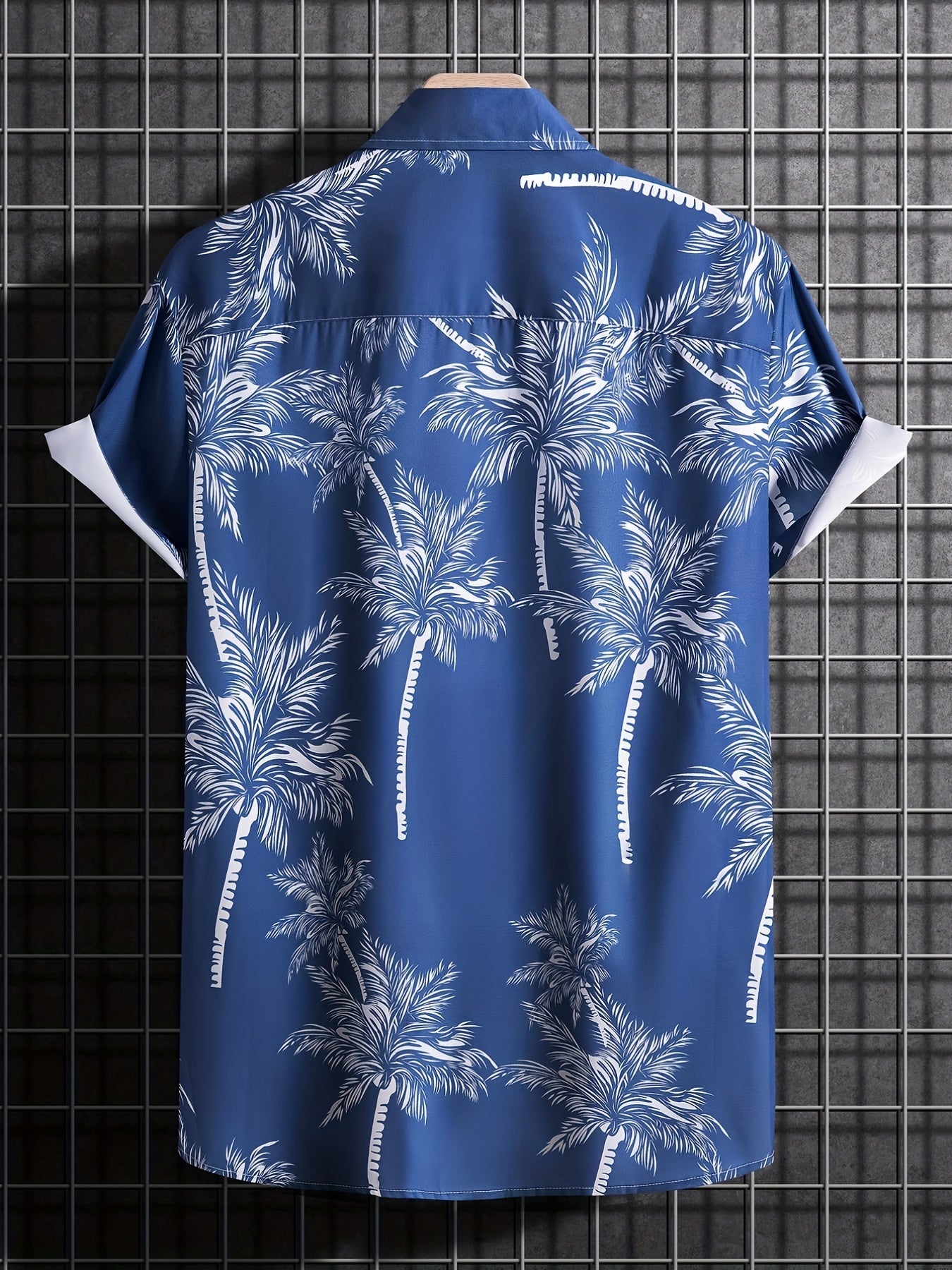 Casual shirt with short sleeves and palm tree motif for the summer holidays