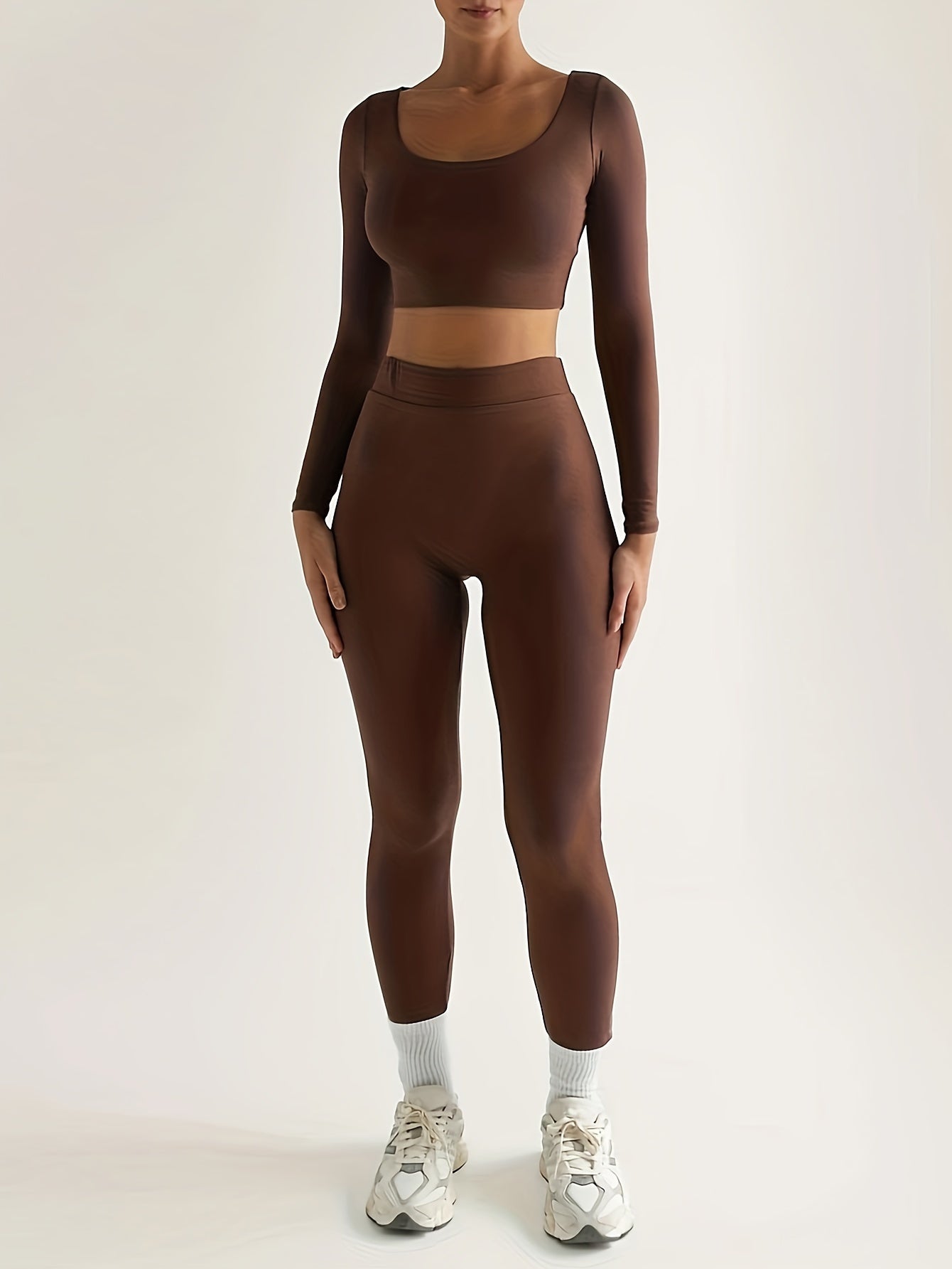 Sports set consisting of a long-sleeved crop top and high-waisted skinny pants