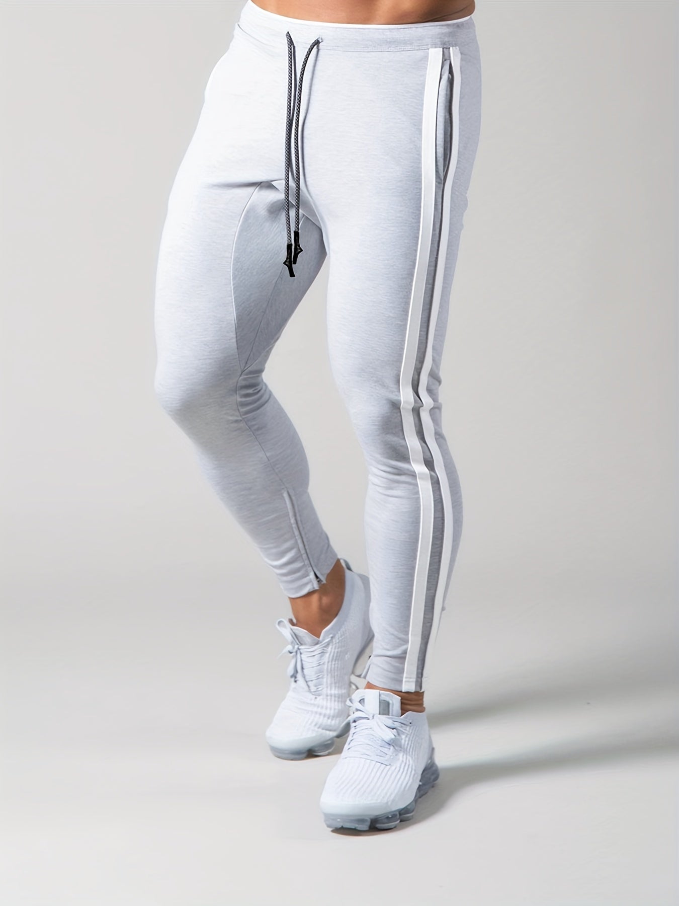 Sporty sweatpants with striped pattern