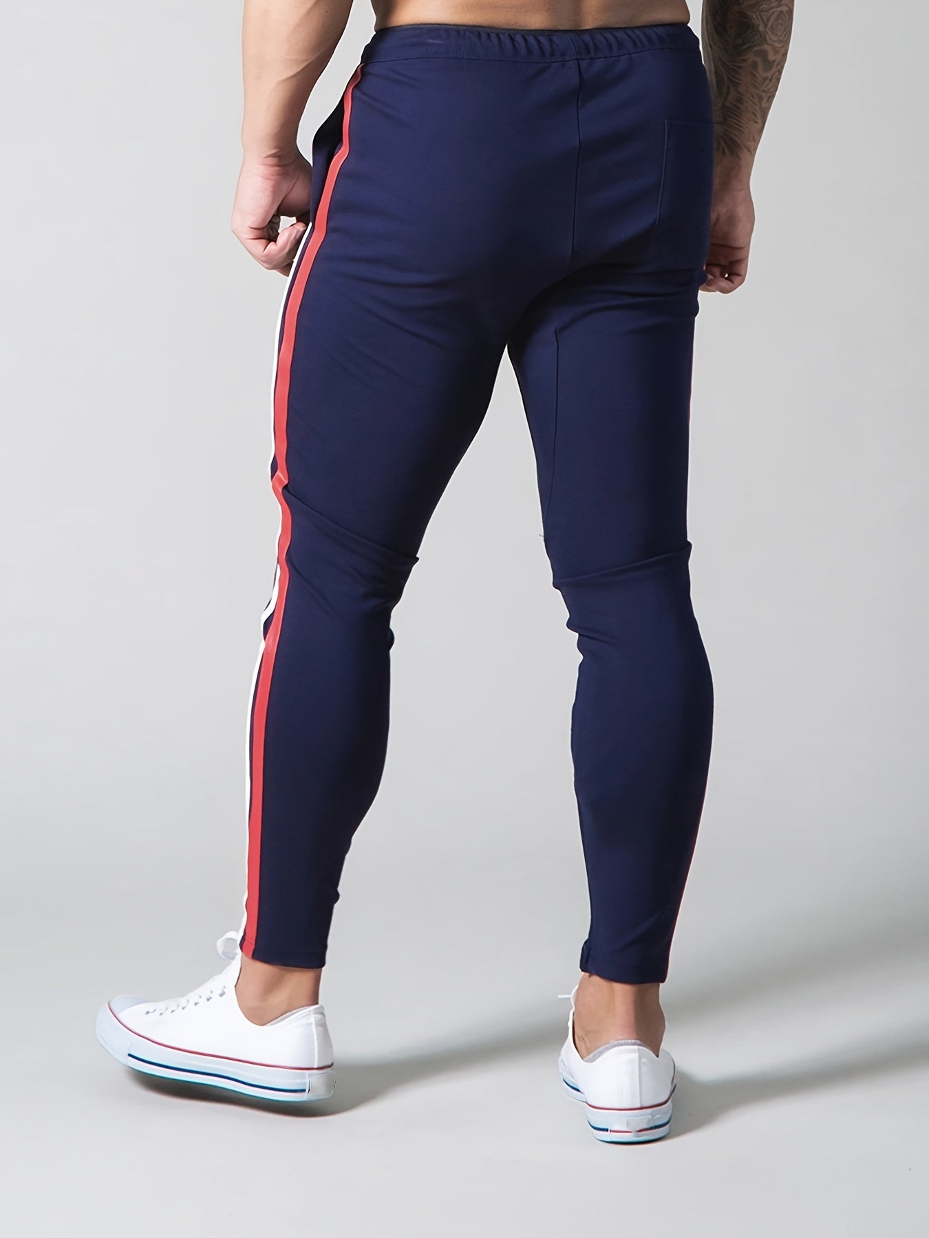 Sporty sweatpants with striped pattern