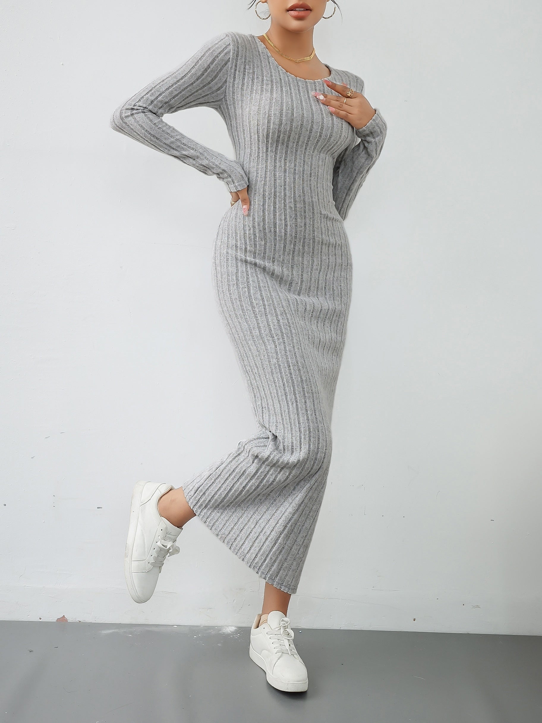 Elegant gray ribbed dress with slit