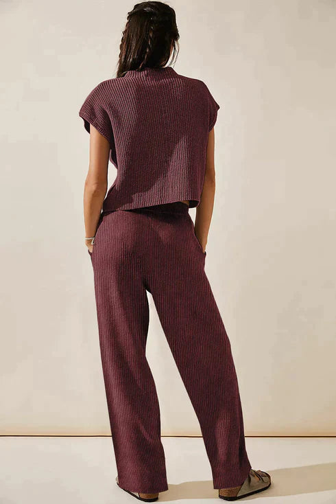 Set consisting of a knitted T-shirt with short sleeves and trousers