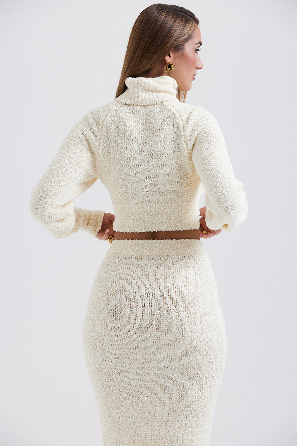 Cream-colored soft boucléknitted cropped sweater with midi skirt